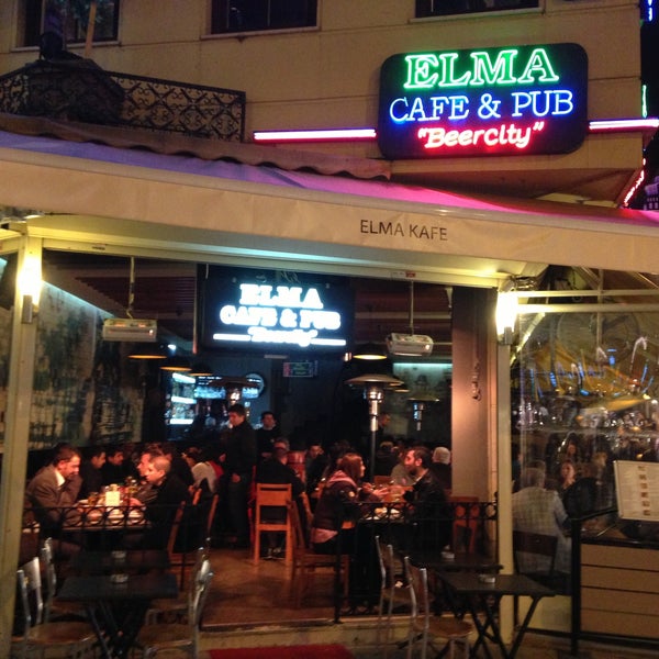 Photo prise au Elma Pub &amp; Beercity par Hasan D. le4/24/2013