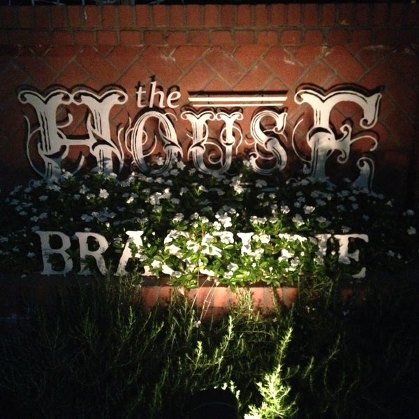 Foto tirada no(a) The House Brasserie por Crash Pad em 4/30/2013