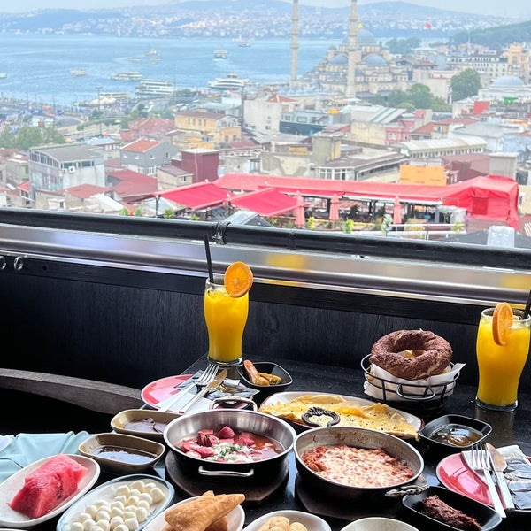 รูปภาพถ่ายที่ Sefa-i Hürrem Cafe &amp; Restaurant โดย Fawaz เมื่อ 8/16/2023