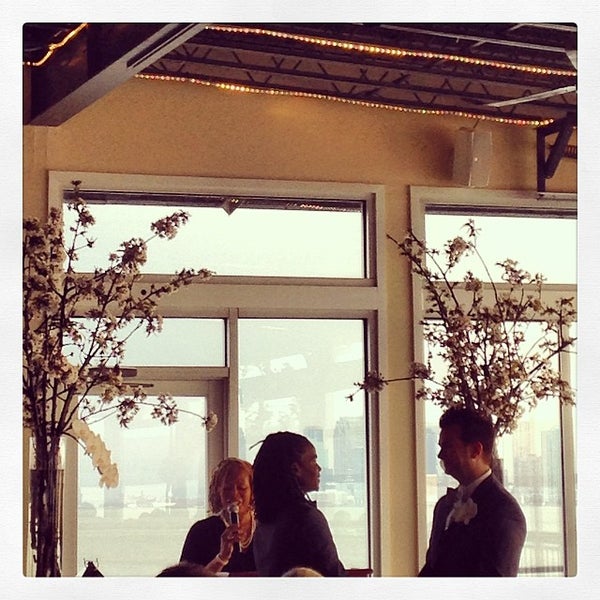 4/27/2014にJesse S.がThe Sunset Terrace at Chelsea Piersで撮った写真