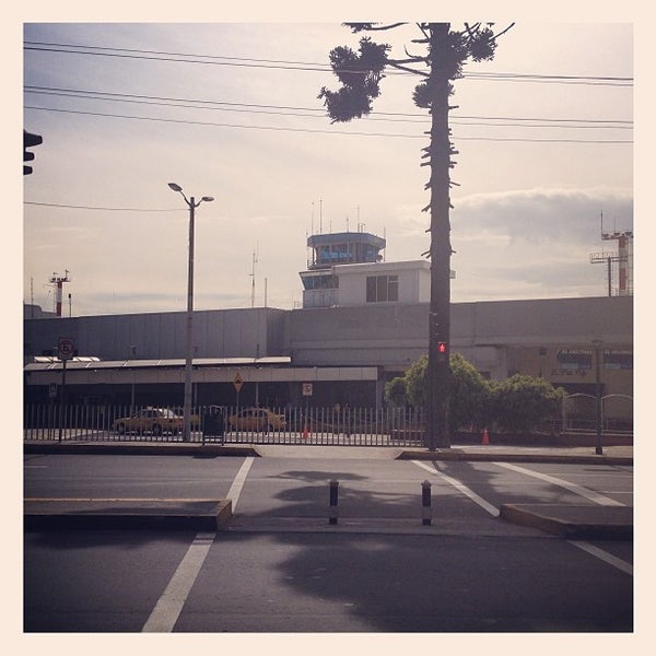 Foto diambil di Terminal Aeroservicios oleh Daniel O. pada 6/27/2013