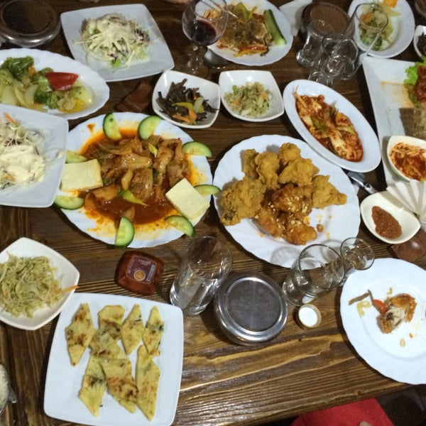 Побывали в лучшем ресторане корейской кухни в Спб!это место любят местные корейцы.Повар из Ю. Кореи готовит потрясающе! Порции огромные, персонал вежливый, цены доступные! Спасибо вам!Всем рекомендую!