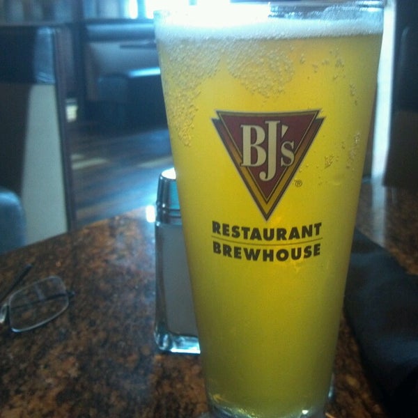 Foto diambil di BJ&#39;s Restaurant &amp; Brewhouse oleh Nadine B. pada 4/27/2013