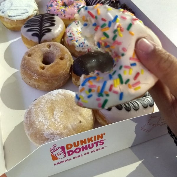 Photo taken at Dunkin&#39; Donuts by Kelvia D. on 5/6/2018