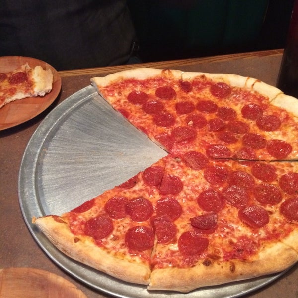 11/22/2014にJennifer D.がTrapper&#39;s Pizza Pubで撮った写真