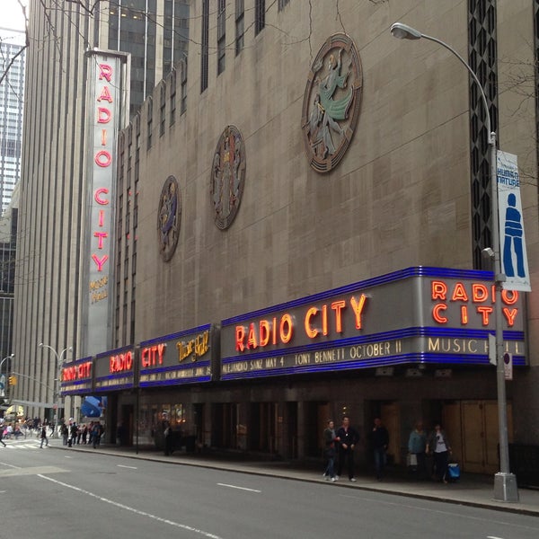 Foto tirada no(a) Radio City Music Hall por Y. Angela L. em 4/28/2013