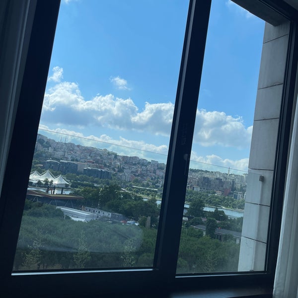 รูปภาพถ่ายที่ Mövenpick Hotel Istanbul Golden Horn โดย Scorp เมื่อ 7/9/2022