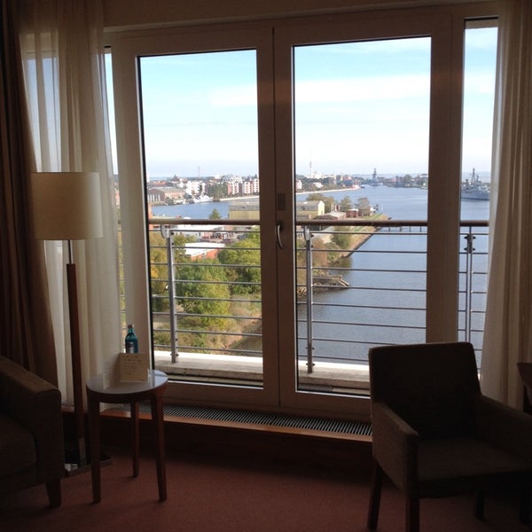 รูปภาพถ่ายที่ ATLANTIC Hotel Wilhelmshaven โดย Mo เมื่อ 10/14/2013