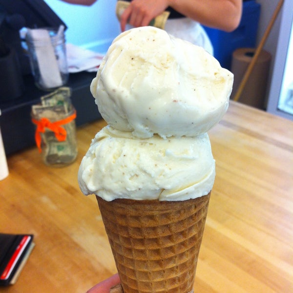 5/10/2013 tarihinde benjaminziyaretçi tarafından Jeni&#39;s Splendid Ice Creams'de çekilen fotoğraf