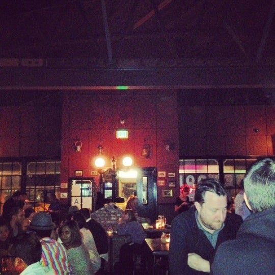 Foto scattata a Rosewood Tavern da James C. il 11/25/2012