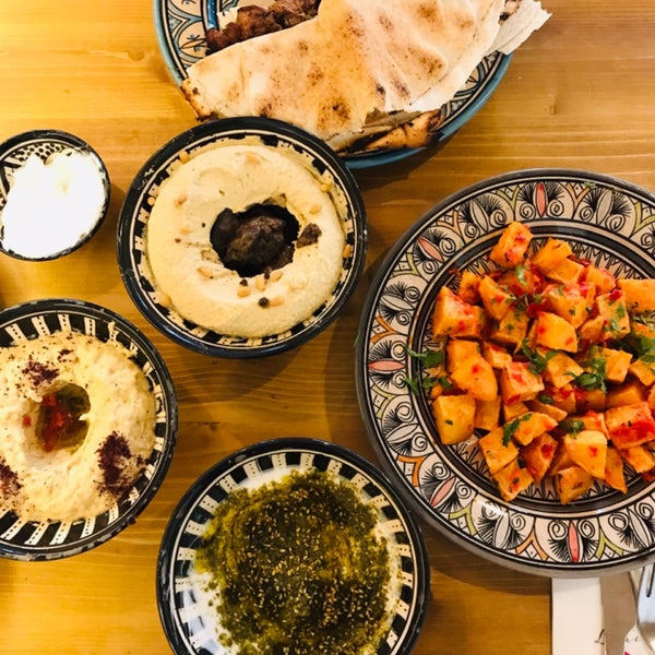 Foto tirada no(a) Leila&#39;s Authentic Lebanese Cuisine por Szilvi em 6/29/2019