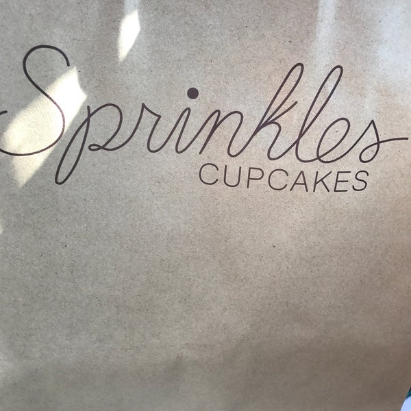 Foto scattata a Sprinkles Cupcakes da Jess L. il 11/4/2016