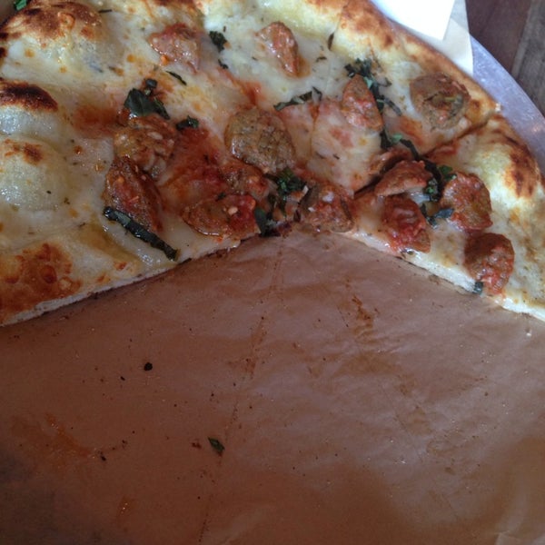 8/7/2014 tarihinde Demea J.ziyaretçi tarafından Pizza Snob'de çekilen fotoğraf