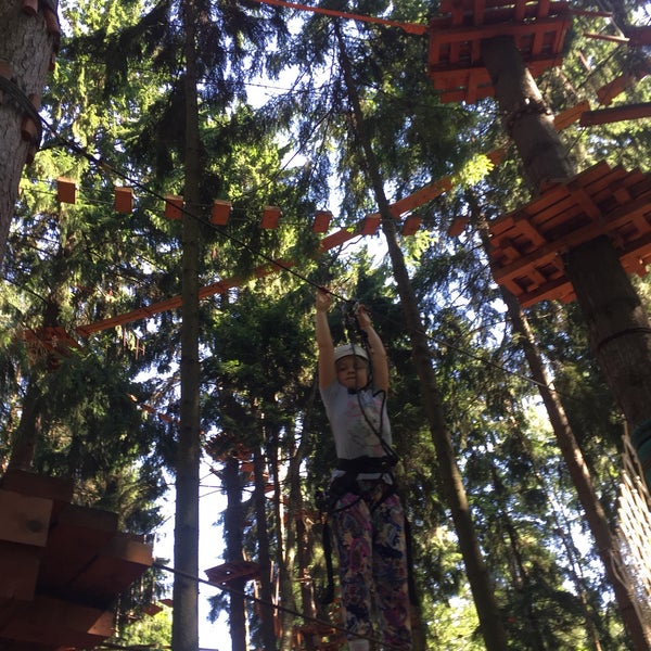 Das Foto wurde bei Веревочный парк «Tree To Tree» von Lena K. am 8/9/2017 aufgenommen