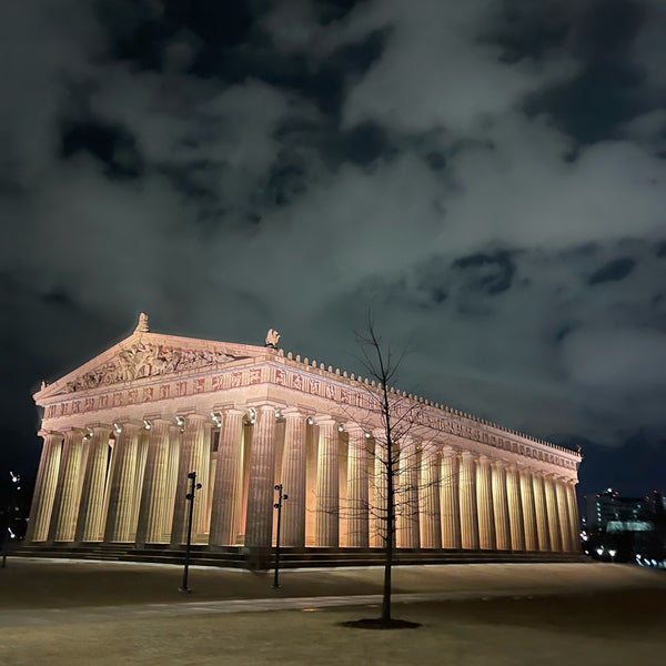 Foto tirada no(a) The Parthenon por J em 3/25/2023