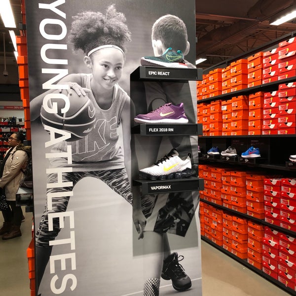 nike outlet mcarthur