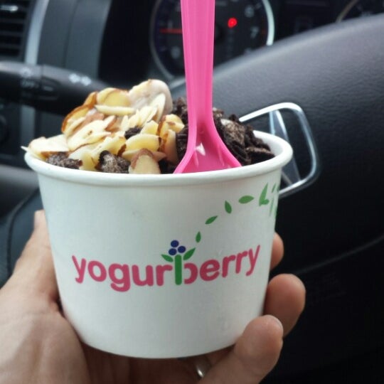 Foto scattata a Yogurberry Frozen Yogurt Café da Judy H. il 6/8/2014