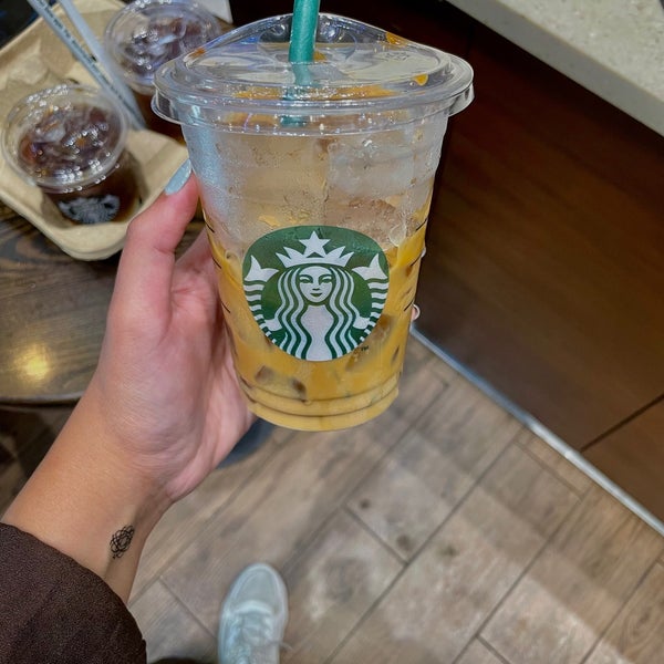 Foto tirada no(a) Starbucks por ت. em 12/1/2021