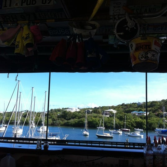 รูปภาพถ่ายที่ Island Time Pub โดย Samthrax เมื่อ 11/7/2012
