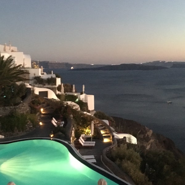 This place is spectacular. Beautiful views, incredible setting, amazing service, already looking forward to coming back! Oia is an easy 5 min walk from here, and so it feels nicely secluded