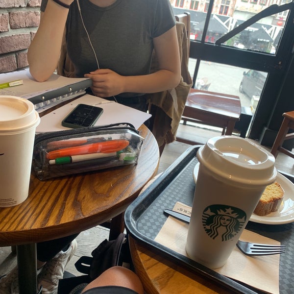 Photo prise au Starbucks par Cyanna T. le6/4/2019