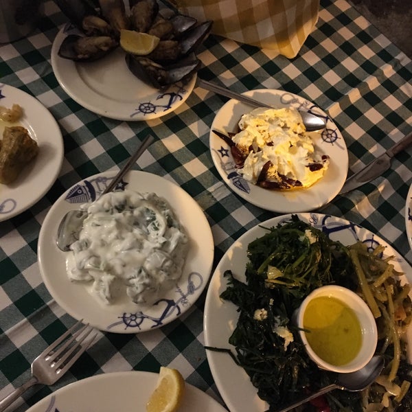 Das Foto wurde bei Assos Yıldız Balık Restaurant von nslhn am 4/21/2018 aufgenommen