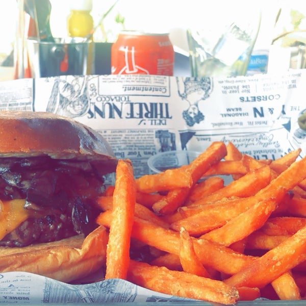 Foto tirada no(a) Burger Bar por Khalid AR em 8/25/2019