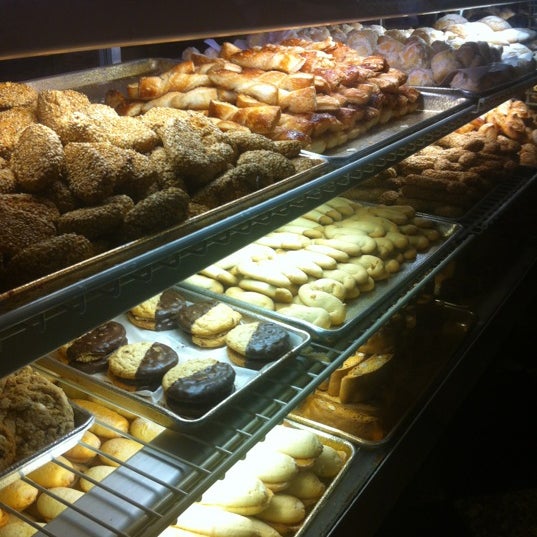 10/20/2012 tarihinde Alex R.ziyaretçi tarafından Royal Crown Bakery'de çekilen fotoğraf