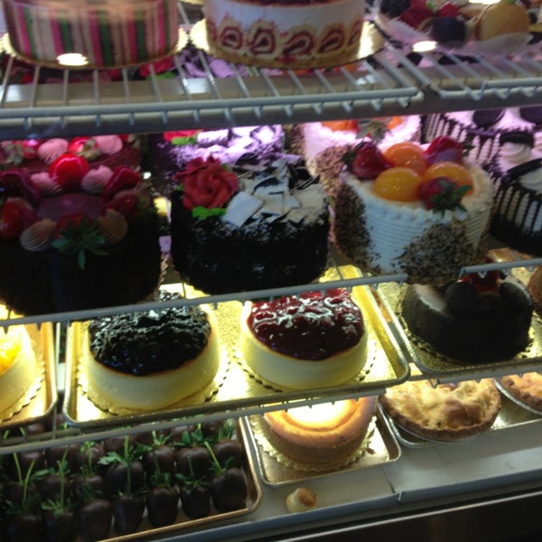 4/7/2013 tarihinde Alex R.ziyaretçi tarafından Royal Crown Bakery'de çekilen fotoğraf