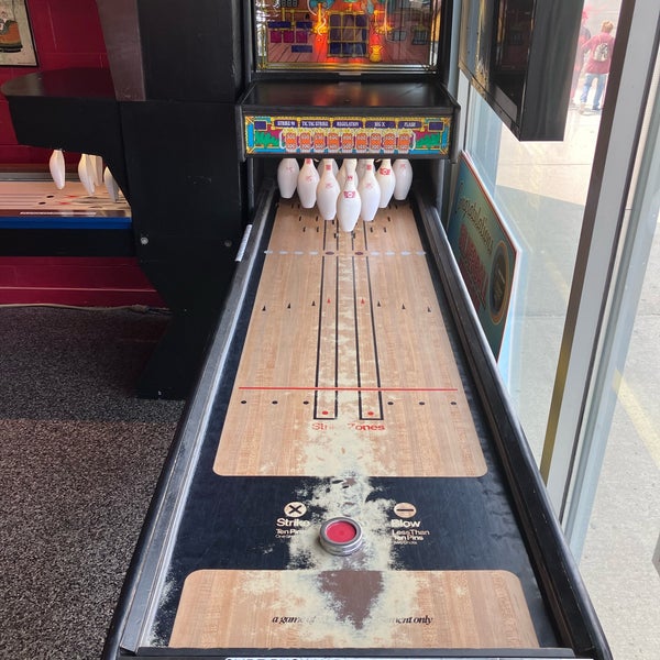 รูปภาพถ่ายที่ Silverball Retro Arcade โดย David F. เมื่อ 5/24/2023