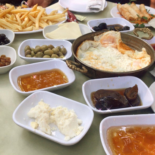 Das Foto wurde bei Şelale Yakapark Restaurant von Şilan Y. am 8/11/2020 aufgenommen