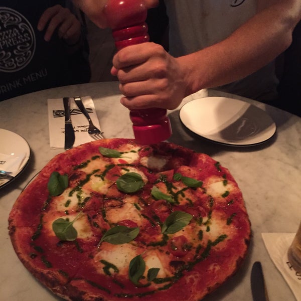 6/7/2015 tarihinde Bedoziyaretçi tarafından Jazz@PizzaExpress'de çekilen fotoğraf