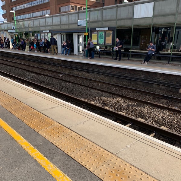 รูปภาพถ่ายที่ Watford Junction Railway Station (WFJ) โดย Stuart C. เมื่อ 5/30/2019