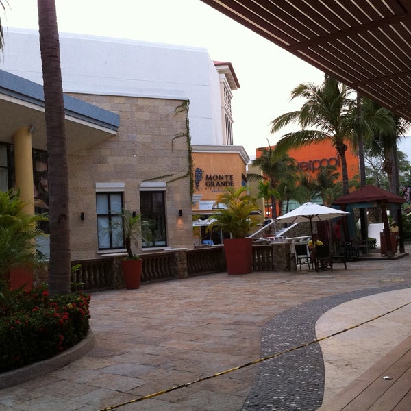 Снимок сделан в La Isla Acapulco Shopping Village пользователем Andrea J. 5/2/2013