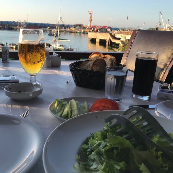 Das Foto wurde bei İskele Et &amp; Balık Restaurant von Murat am 8/10/2019 aufgenommen