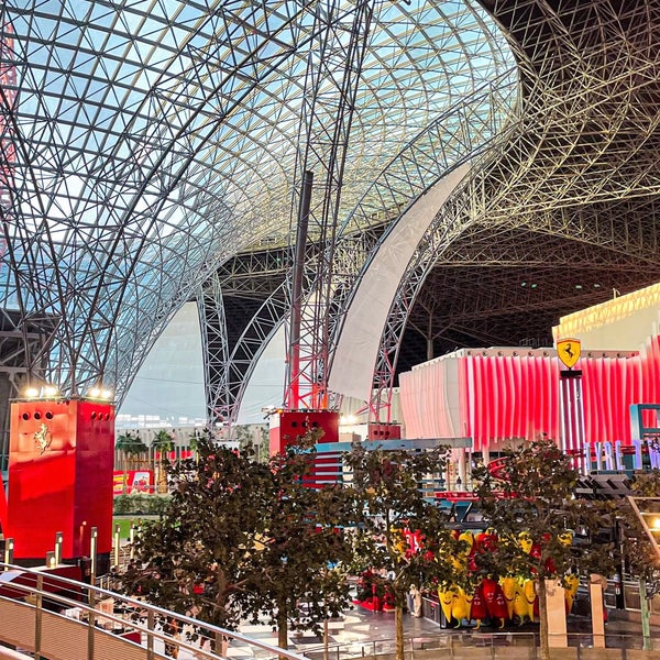 Снимок сделан в Ferrari World пользователем Faisal 4/18/2024