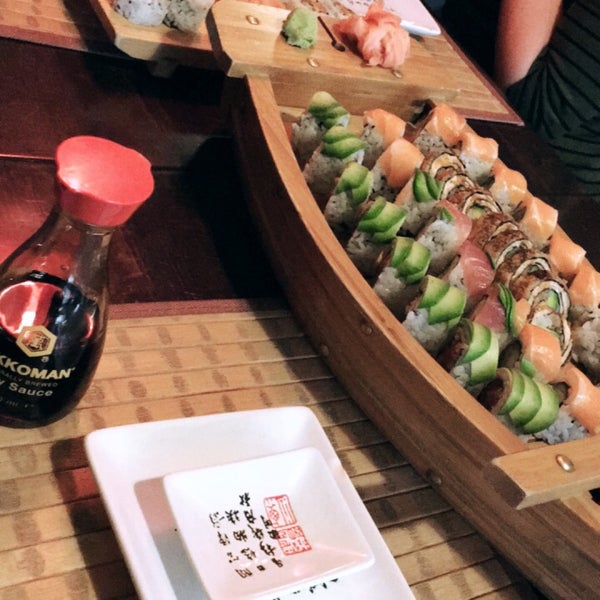 รูปภาพถ่ายที่ Tokyo Sushi โดย Leentje S. เมื่อ 6/27/2017