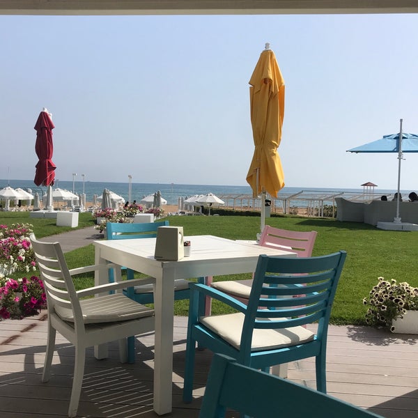 Photo taken at Q Beach Restaurant Lounge by Kazım Enes Ç. on 6/16/2020