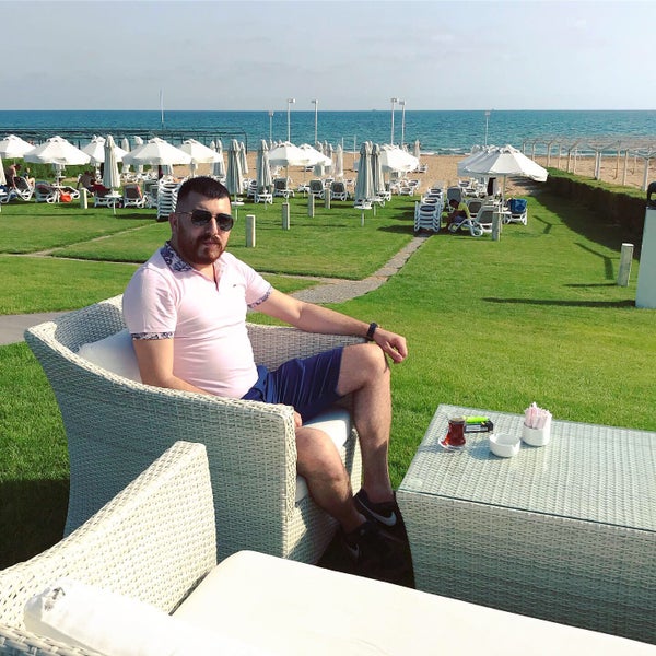 Photo taken at Q Beach Restaurant Lounge by Kazım Enes Ç. on 6/16/2020