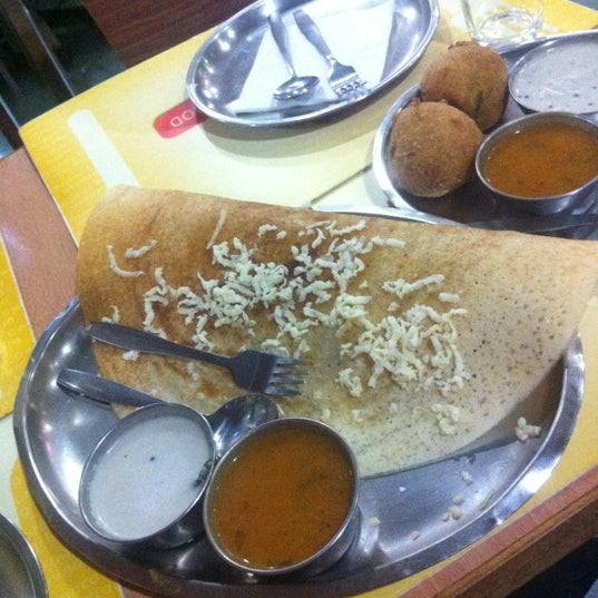 Foto diambil di Branto Indian Vegetarian Restaurant oleh Faye P. pada 3/31/2013