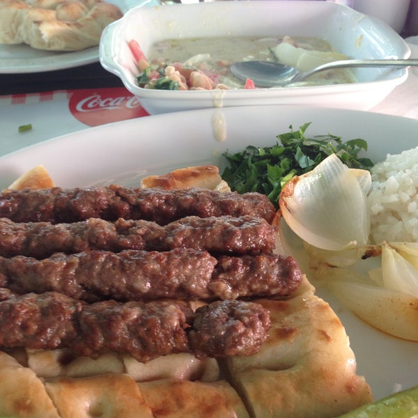 รูปภาพถ่ายที่ Özdoyum Restaurant โดย Cihat K. เมื่อ 5/14/2013