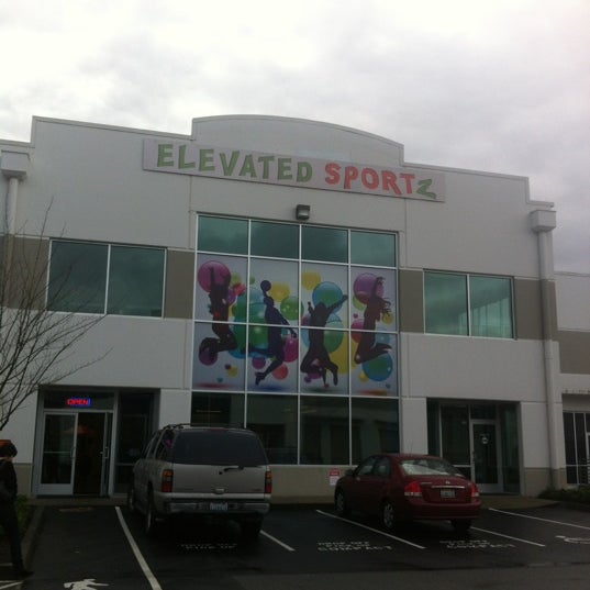 Photo taken at Elevated Sportz Ultimate Trampoline Park &amp; Event Center by Diorella on 12/8/2012