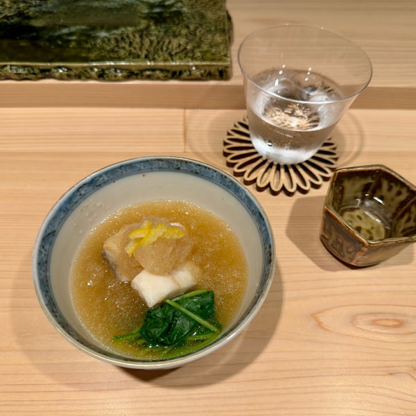 Foto diambil di Sushi Azabu oleh Kai C. pada 3/6/2024