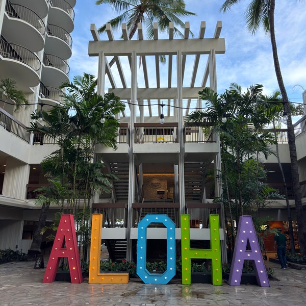 Снимок сделан в Waikiki Beach Marriott Resort &amp; Spa пользователем Kai C. 2/29/2024
