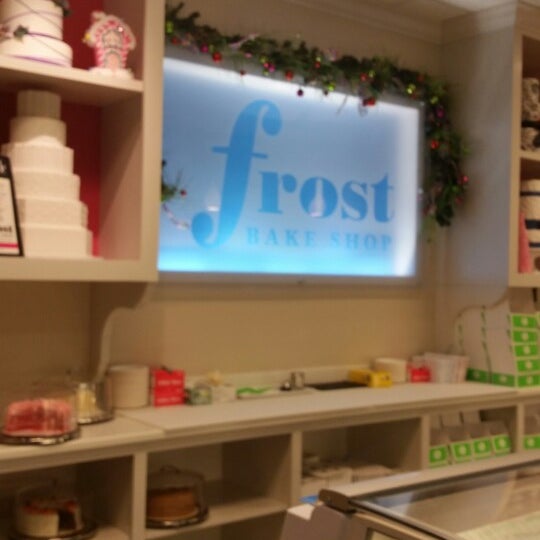 รูปภาพถ่ายที่ Frost Bake Shop โดย Tammy H. เมื่อ 12/30/2014