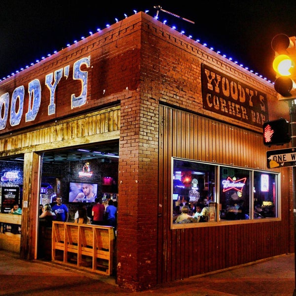 Das Foto wurde bei Woody&#39;s Corner Bar von Woody&#39;s Corner Bar am 5/13/2015 aufgenommen