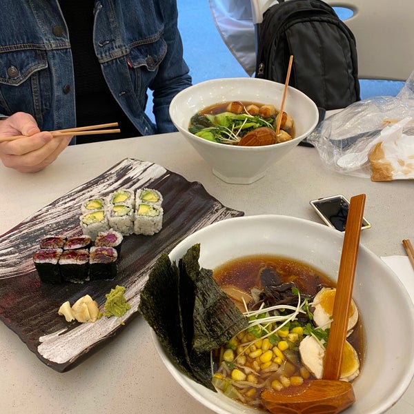 Снимок сделан в Zen Ramen &amp; Sushi пользователем Rita W. 12/13/2020