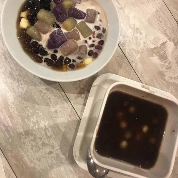 Foto diambil di Mango Mango Dessert oleh Rita W. pada 12/21/2019