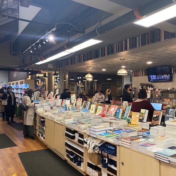 Foto tirada no(a) Trident Booksellers &amp; Cafe por Rita W. em 11/23/2021
