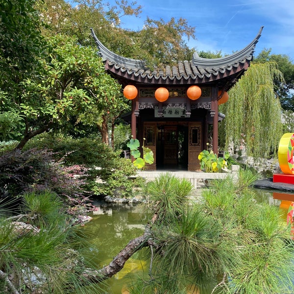 Photo taken at Lan Su Chinese Garden by Rita W. on 9/17/2023